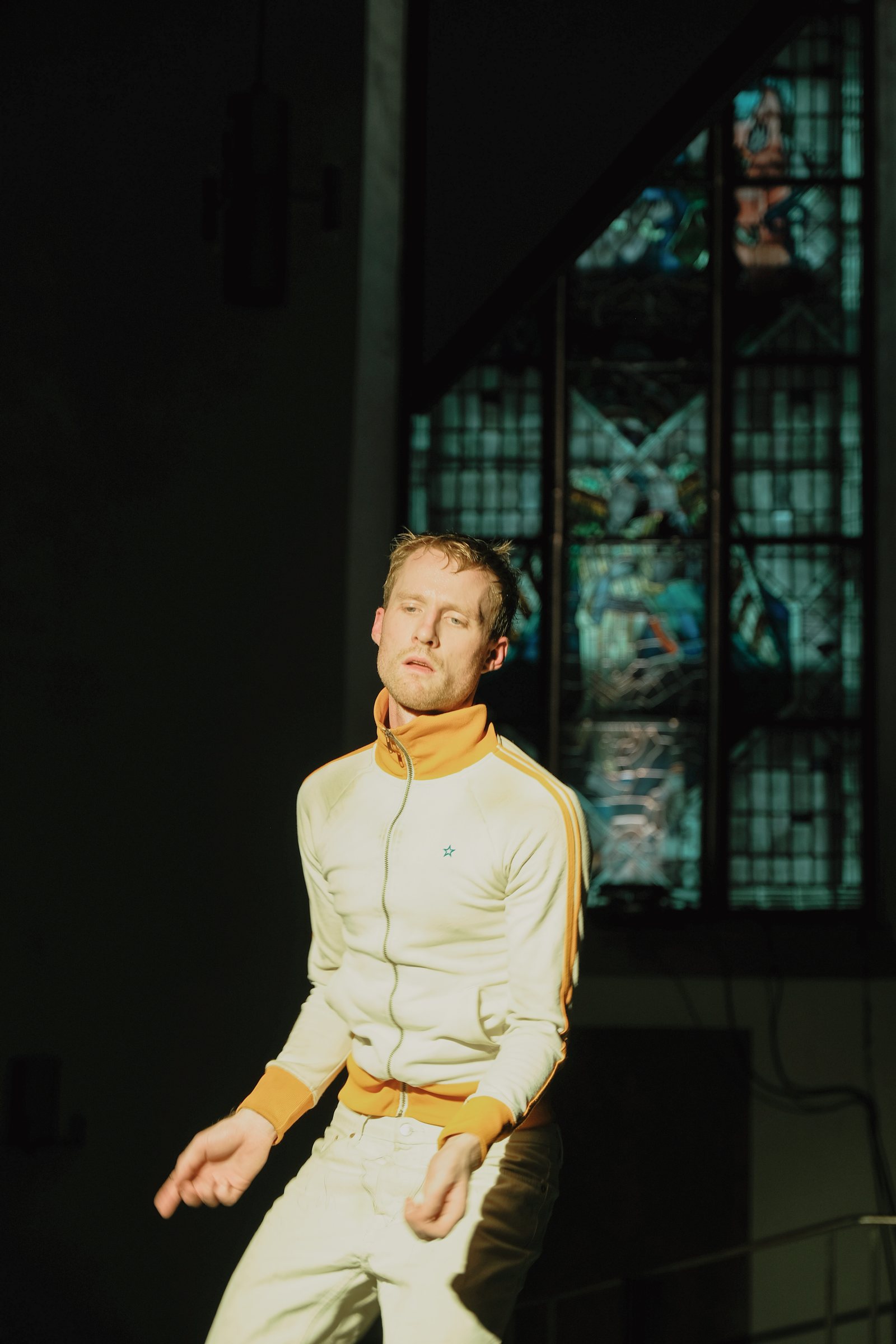 Adam Russell-Jones im Hochformat