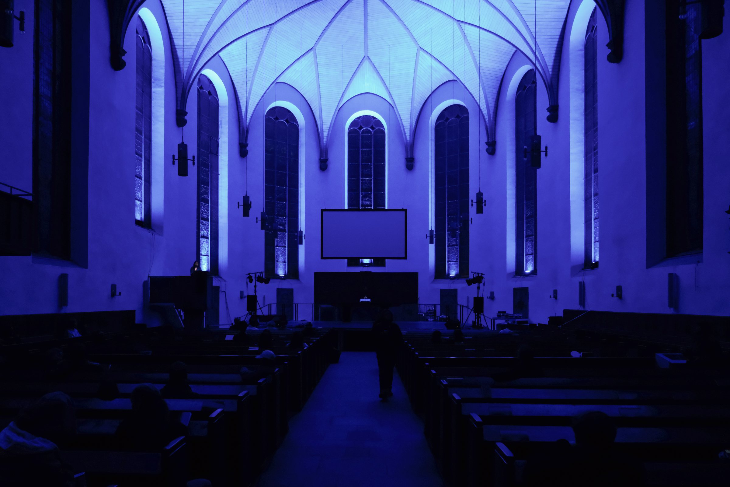 Das Kirchenschiff der St. Katharinenkirche im blauen Licht während quovadis 2025