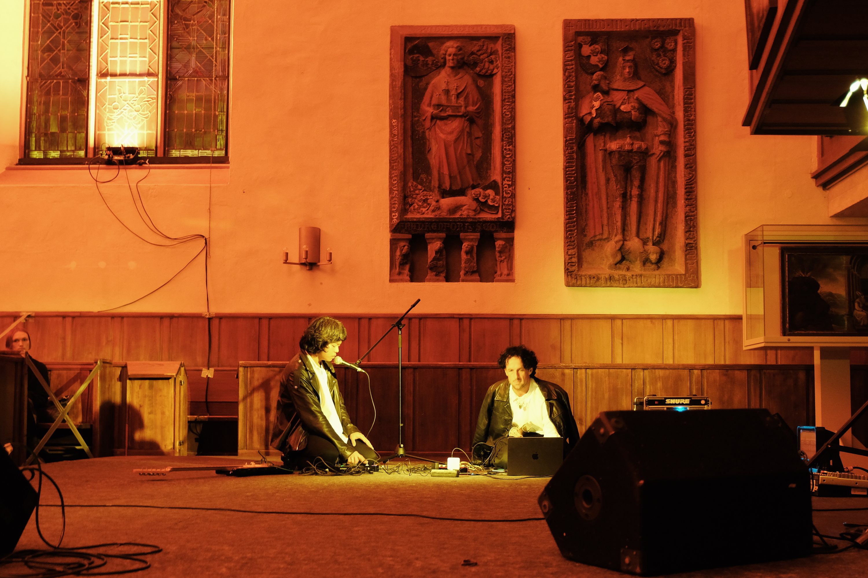 Kirchenschiff im orangefarbenen Licht während des Festivals