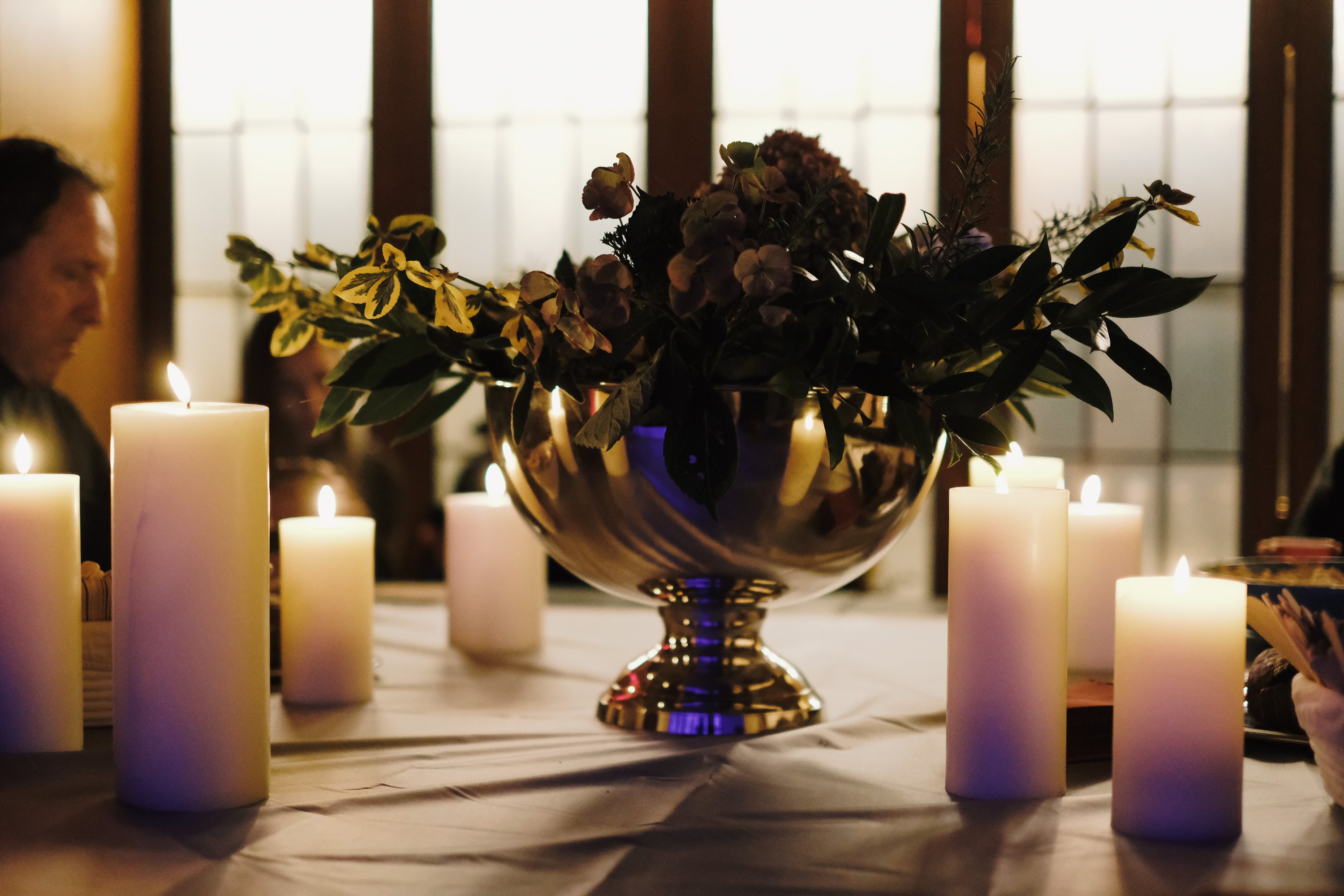 Kerzen und Blumen auf dem Altar